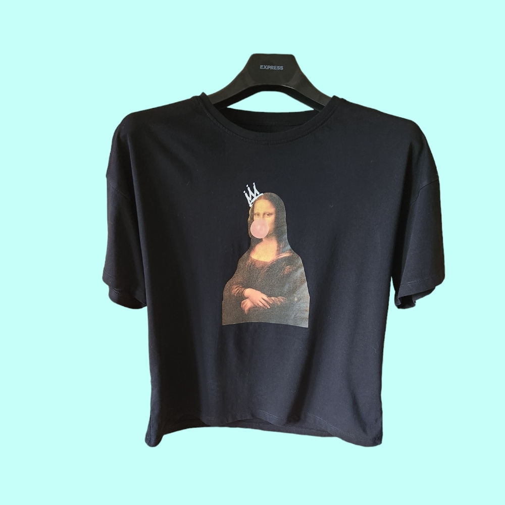 Size medium women's black t-shirt with Mona Lisa chewing gum and blowing a bubbl